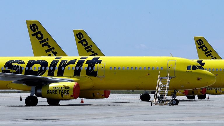 FILE – Řada tryskových letadel Spirit Airlines sedí na asfaltu na mezinárodním letišti Orlando 20. května 2020 v Orlandu na Floridě (AP Photo/Chris O'Meara, File)