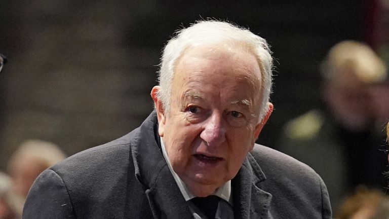 Lord Foulkes (uprostřed) se účastní vzpomínkové bohoslužby Alistaira Darlinga v episkopální katedrále sv. Marie v Edinburghu. Bývalý kancléř státní pokladny zemřel 30. listopadu ve věku 70 let po pobytu v nemocnici, kde se léčil s rakovinou. Datum snímku: úterý 19. prosince 2023.