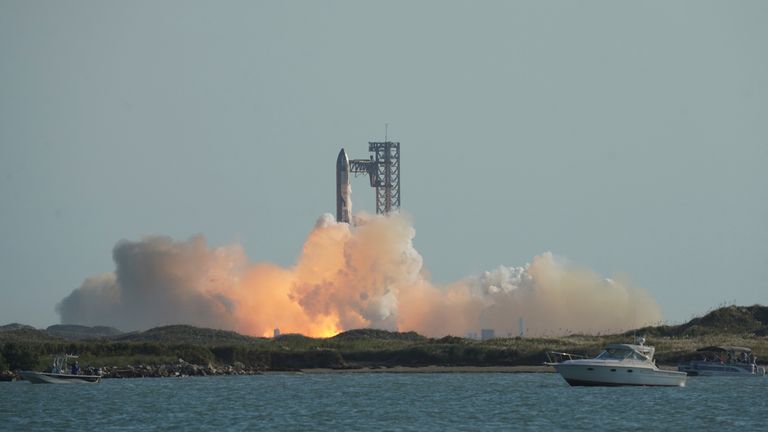 Starship společnosti SpaceX startuje z ostrova South Padre Island poblíž Brownsville, Texas, USA 19. listopadu 2024. REUTERS/Gabriel V. Cardenas