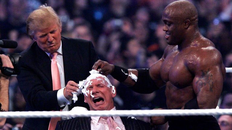 Donald Trump, zápasník Bobby Lashley a Vince McMahon na Wrestlemanii v roce 2007. Obr: AP