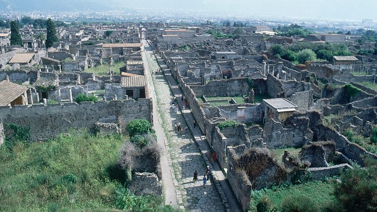 FILE - Pohled na Pompeje, pohřbené a zničené římské město poblíž moderní Neapole v Itálii, je vidět v roce 1979. (AP Photo, File)