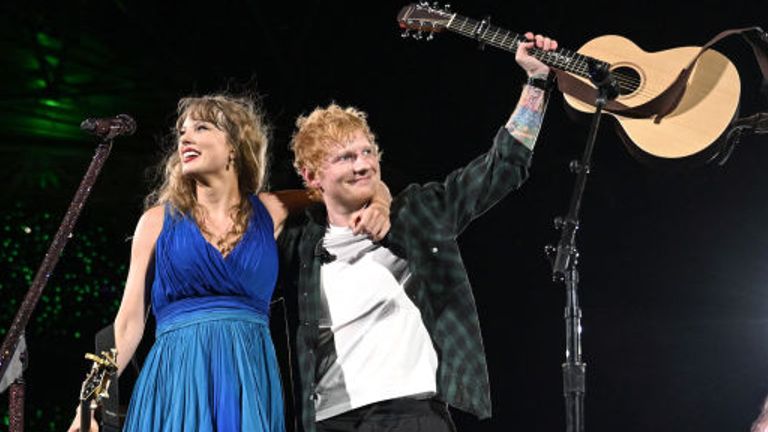 Taylor Swift a Ed Sheeran vystupují na pódiu během "Taylor Swift | Eras Tour" na stadionu Wembley 15. srpna 2024 v Londýně v Anglii. (Foto Gareth Cattermole/TAS24/Getty Images pro správu práv TAS)