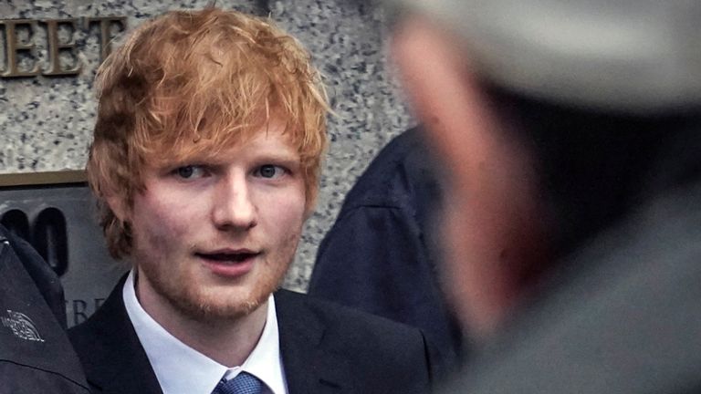 Ed Sheeran opouští federální soud ve čtvrtek 27. dubna 2023 v New Yorku. V přeplněné newyorské soudní síni zvedl ve čtvrtek veselý Ed Sheeran kytaru a pustil se do několika taktů melodie, kvůli které se dostal do sporu o autorská práva ohledně soulové klasiky Marvina Gaye ...Let's Get it On" . (AP Photo/Bebeto Matthews)