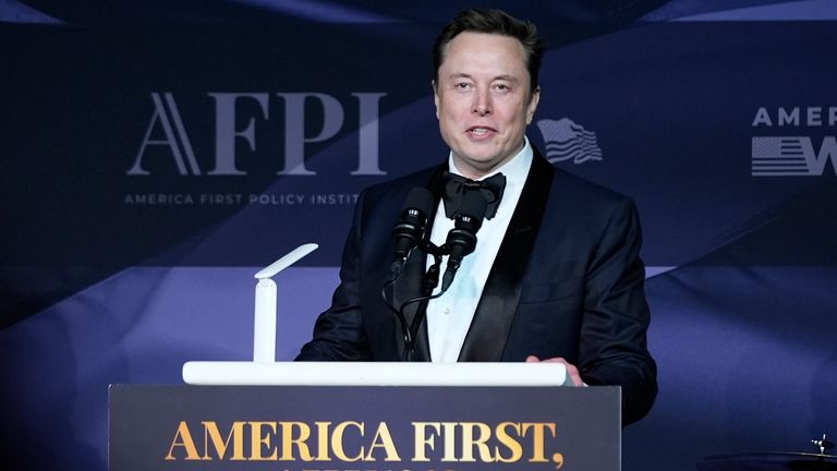 Elon Musk promluvil poté, co zvolený prezident Donald Trump promluvil během galavečera America First Policy Institute v jeho sídle Mar-a-Lago. Obrázek: AP Photo/Alex Brandon