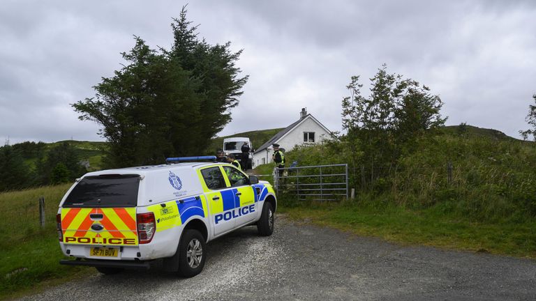 Policie na místě incidentu v Tarskavaig, vesnici crofting na západním pobřeží Sleat na Isle of Skye ve Skotsku. Skotská policie uvedla, že policisté byli původně povoláni do oblasti Tarskavaig na Skye ve středu krátce před devátou hodinou ráno poté, co bylo nahlášeno, že 32letá žena byla vážně zraněna na pozemku. Od té doby byla převezena k ošetření do Fakultní nemocnice královny Alžběty v Glasgow. Datum snímku: čtvrtek 11. srpna 2022.