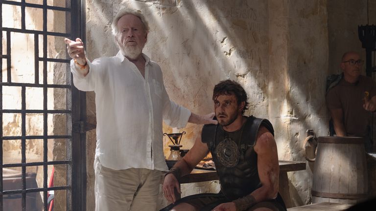 Paul Mescal a režisér Ridley Scott na natáčení Gladiátora II. Obr: Paramount Pictures