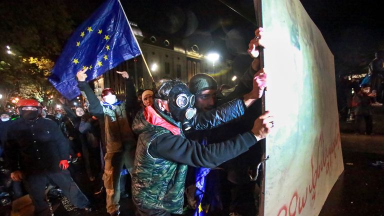 Demonstranti proudí do ulic hlavního města Gruzie. Obrázek: AP 