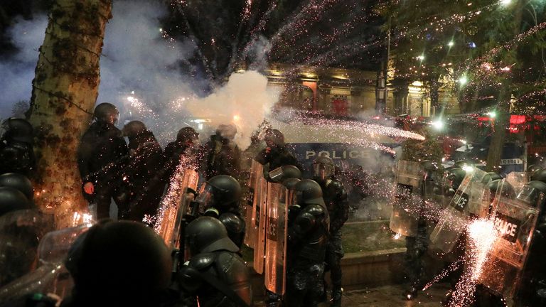 Ohňostroje explodovaly při sobotním střetu policie a demonstrantů v Tbilisi. Snímek: Reuters