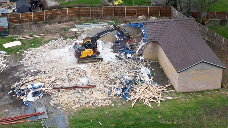 Pokračují práce na demolici nepovoleného bloku lázeňského bazénu v domě Hannah Ingram-Moore, dcery zesnulého kapitána Sira Toma Moora, v Marston Moretaine, Bedfordshire. Datum snímku: pondělí 5. února 2024.