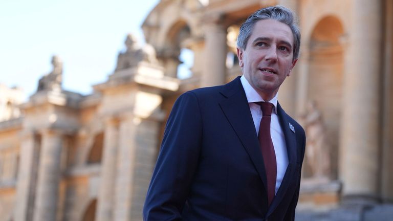 SOUBOR - Irský premiér Simon Harris přijíždí na summit Evropského politického společenství v paláci Blenheim ve Woodstocku, Oxfordshire, Anglie, čtvrtek 18. července 2024. Odstoupení amerického prezidenta Joea Bidena z prezidentského klání v USA vnáší do světa větší nejistotu. Od irského premiéra Harrise, který nazval Biden a "hrdý Američan s irskou duší.... (Jacob King/Pool Photo via AP, File)