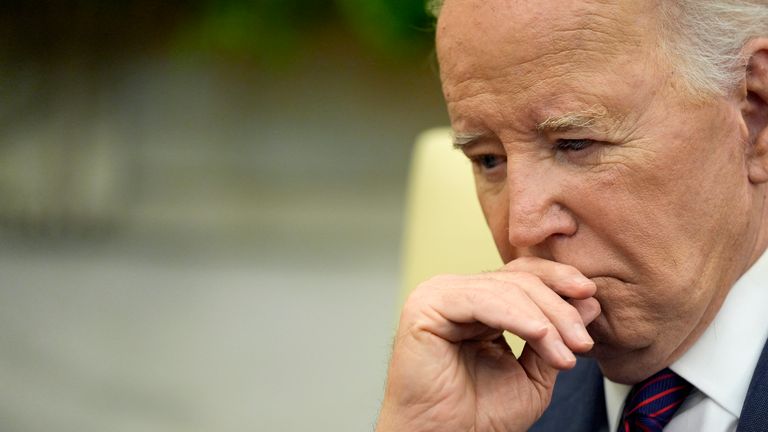 Prezident Joe Biden naslouchá během setkání s iráckým premiérem Shia al-Sudani v Oválné pracovně Bílého domu v pondělí 15. dubna 2024 ve Washingtonu. (AP Photo/Alex Brandon)