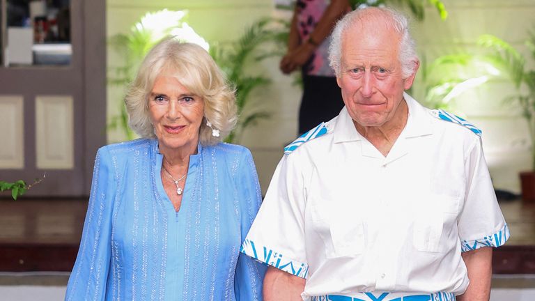 Král Charles a královna Camilla přijíždějí na recepci a večeři CHOGM v muzeu Roberta Louise Stevensona poblíž Apia, Samoa.  Snímek: Reuters