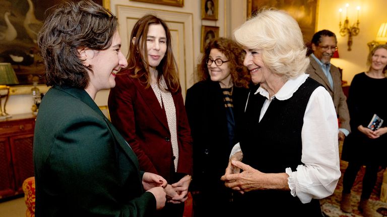 Královna Camilla hovoří s Yael van der Wouden během recepce pro nadaci Booker Prize Foundation v Clarence House v Londýně. Datum snímku: úterý 12. listopadu 2024. PA Foto. Viz příběh PA ROYAL Queen. Fotografický kredit by měl znít: Aaron Chown/PA Wire