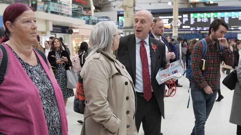 Ministr obrany John Healey se připojuje k vojenskému personálu, aby rozdával vlčí máky a sbíral dary pro Royal British Legion Appeal na Victoria Station během London Poppy Day. Datum snímku: čtvrtek 31. října 2024.