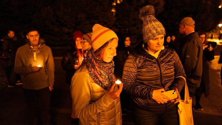 Přátelé se v sobotu ve městě zúčastnili památníku při svíčkách. Obrázek: AP