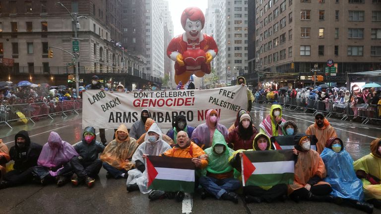 Lidé protestují během 98. pochodu Macy's Thanksgiving Day Parade v New Yorku, USA, 28. listopadu 2024. REUTERS/Brendan McDermid