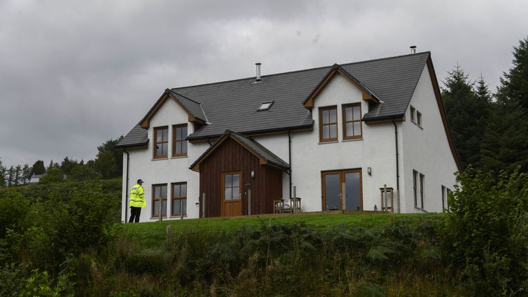 Policie na místě incidentu v nemovitosti v oblasti Teangue na Isle of Skye ve Skotsku. Skotská policie uvedla, že policisté byli původně přivoláni do oblasti Tarskavaig na Skye ve středu krátce před devátou hodinou ráno poté, co bylo nahlášeno, že 32letá žena byla vážně zraněna na pozemku a která byla od té doby převezena do Fakultní nemocnice královny Alžběty v Glasgow. na léčbu. Další incident v nemovitosti v oblasti Teangue na Skye byl poté nahlášen krátce po 9:30 na zádi.