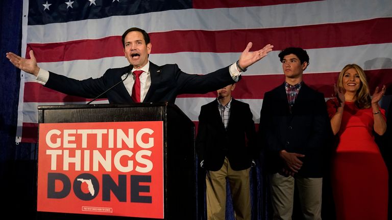 Senátor Marco Rubio, vlevo, R-Fla., slaví se svou rodinou, když mluví s příznivci během party Election Night, úterý 8. listopadu 2012, v Miami. (AP Photo/Wilfredo Lee)