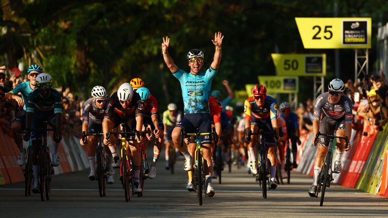 Mark Cavendish slaví poté, co překročil čáru a vyhrál svůj poslední závod v Singapuru. Snímek: Reuters