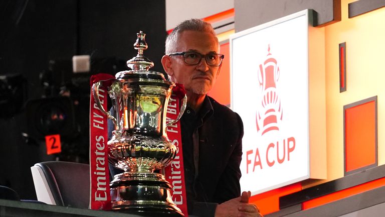 Gary Lineker vedle trofeje FA Cupu během zápasu čtvrtého kola Emirates FA Cupu v Rodney Parade, Newport. Datum snímku: neděle 28. ledna 2024. PA Foto. Viz příběh PA SOCCER Newport. Fotografický kredit by měl znít: Nick Potts/PA Wire...OMEZENÍ: POUZE REDAKČNÍ POUŽITÍ Žádné použití s ​​neautorizovaným zvukem, videem, daty, rozpisy zápasů, klubovými/ligovými logy nebo "žít" služby. Online použití v zápase omezeno na 120 obrázků, žádná emulace videa. Žádné použití v sázení, hrách nebo publikacích o jednom klubu/lize/hráči.