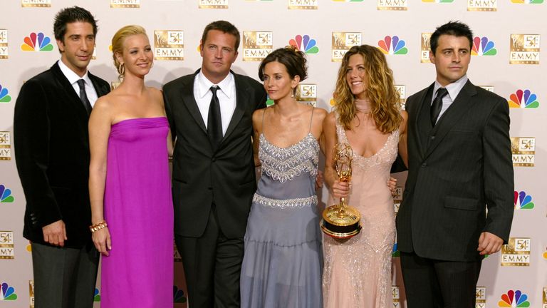 David Schwimmer, Lisa Kudrow, Matthew Perry, Courteney Cox Arquette, Jennifer Aniston a Matt LeBlanc z "Přátelé"objeví se ve foto místnosti na 54. výročním předávání cen Emmy v Los Angeles, USA, 22. září 2002. REUTERS/Mike Blake