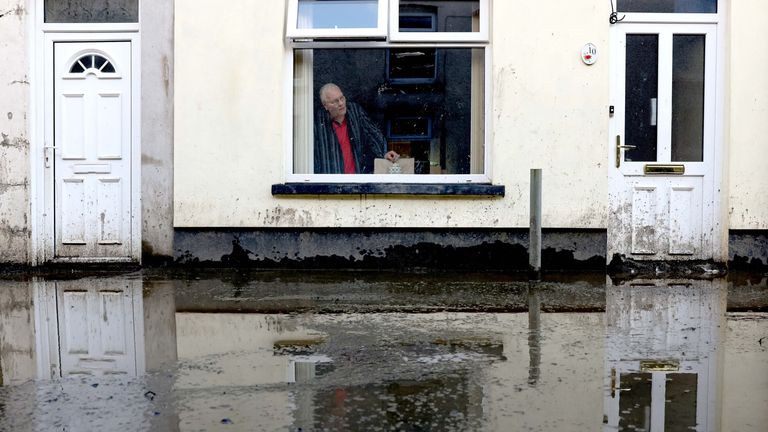 Brian Preece, 77, pózuje na fotografii ve svém domě na blátem pokryté ulici, po bouři Bert, v Cwmtillery, Jižní Wales, Británie, 25. listopadu 2024. REUTERS/Hollie Adams