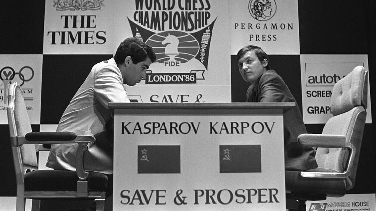 ARCHIVNÍ FOTO: Garry KASPAROV slaví 13. dubna 2023 60. narozeniny, Garry Kasparov, Kasparov, SSSR, šachový velmistr, mistr světa v šachu, Vitali Karpov, Karpov, hra, mistrovství světa, černobílá fotografie, formát na šířku, 4. srpna 1986. ? Autor fotografie: Sven Simon/picture-alliance/dpa/AP Images