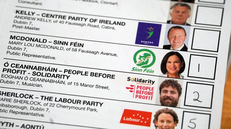 První preferenční hlas pro vůdkyni Sinn Fein Mary Lou McDonladovou jako hlasovací lístky se počítají v RDS Simmonscourt v Dublinu poté, co voliči přišli k volbám, aby během všeobecných voleb zvolili 174 TD ve 43 volebních obvodech. Datum snímku: Sobota 30. listopadu 2024.