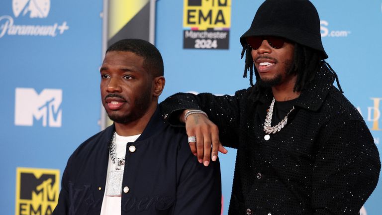 Krept a Konan pózují na červeném koberci při předávání hudebních cen MTV Europe 2024 na Manchester Co-op Live v Manchesteru, Británie, 10. listopadu 2024. REUTERS/Phil Noble