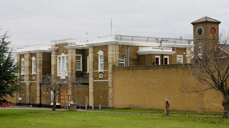 Souborová fotografie ze dne 28. 11. 07 u vchodu do HMP Rochester v Rochesteru, Kent. Vězni zablokovali mezery pod dveřmi svých cel lepenkou a ručníky, aby zabránili zamoření krysami v selhávající věznici, kterou hlídací pes zavedl do zvláštních opatření, uvádí zpráva. Datum vydání: úterý 12. listopadu 2024.