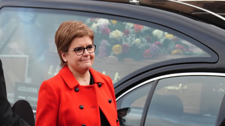 Nicola Sturgeon opouští pohřeb skotské komičky Janey Godleyové v katedrále Panny Marie v Glasgow. Datum snímku: Sobota 30. listopadu 2024