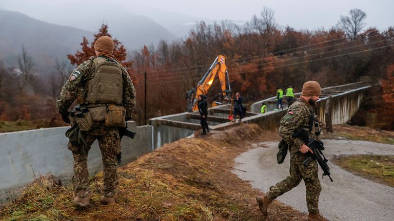 Mírové síly NATO poblíž poškozeného kanálu. Obr: Reuters/Valdrin Xhemaj