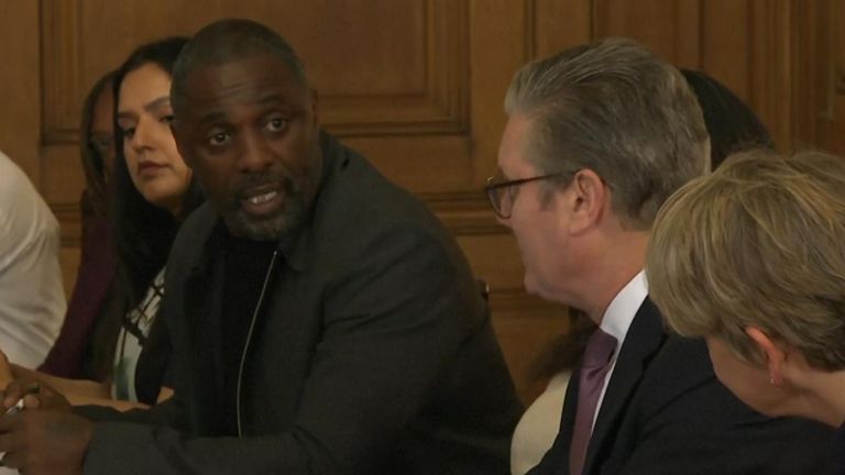 Idris Elba vystupuje na prvním výročním summitu o zločinu s nožem v Downing Street