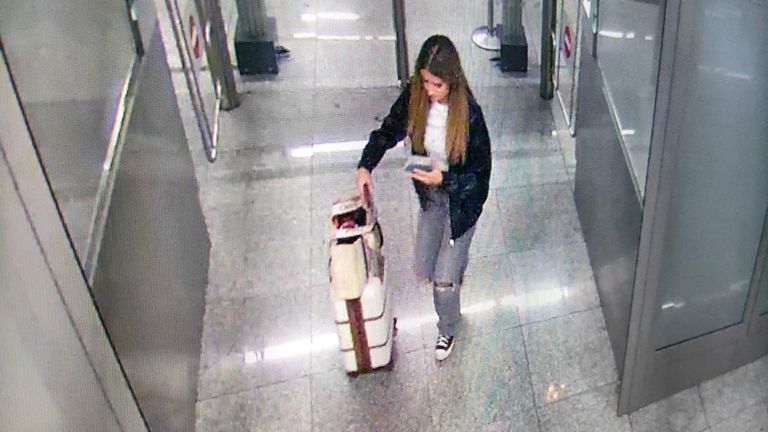 Ania Czopinski, 18, byla spatřena CCTV 11. listopadu na letišti Krakow-Balice kolem 23:00. Zdroj: Okresní policejní ředitelství v Krakově https://kpp-krakow.policja.gov.pl/kr2/aktualnosci/aktualnos/52194,Zaginela-18-letnia-obywatelka-Wielkiej-Brytanii.html