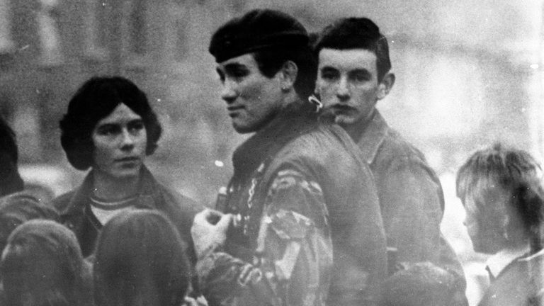 Spisová fotografie z února 1977, na níž kapitán Grenadier Guard Robert Nairac hovoří s dětmi v oblasti Ardoyne v Belfastu.  Obrázek PA