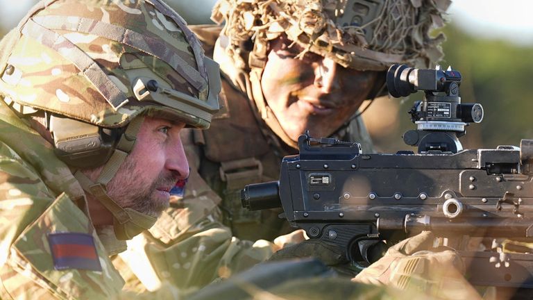 Princ William drží univerzální kulomet (GPMG) během návštěvy 1. praporu Welsh Guards v Salisbury Plain.  Snímek: Reuters