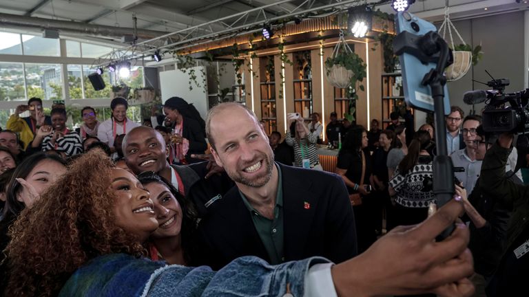 Nomzamo Mbatha, vlevo, hostitel Earthshot Week, si dělá selfie s princem Williamem a skupinou mladých lidí v rámci programu Earthshot Prize Climate Leaders Youth Program na Rooftop on Bree v Kapském Městě v Jižní Africe.  Obrázek: AP