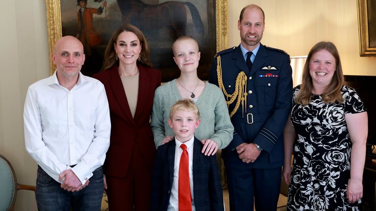 2.10.2024, Londýn, Spojené království. Princ a princezna z Walesu se setkávají s mladou fotografkou Liz Hatton a rodinou na zámku Windsor. Na obrázku také: Lizina matka Vicky, nevlastní otec Aaron a bratr Mateo. Obrázek Andrew Parsons / Kensingtonský palác. Obrázek stažen z účtu Kensington Palace Flickr