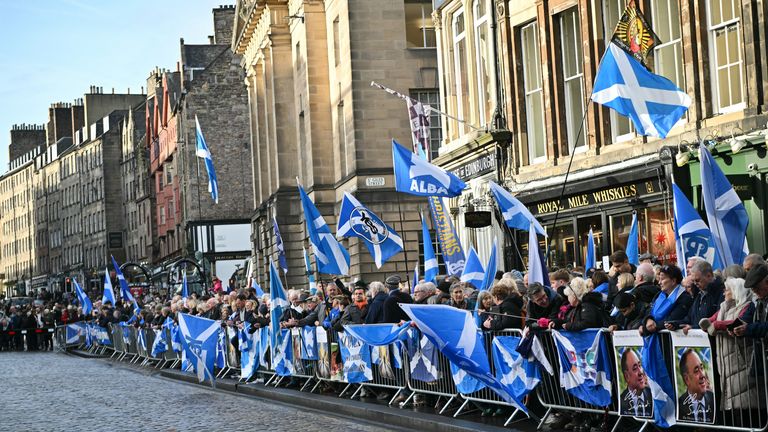 Členové veřejnosti se shromažďují před katedrálou St Giles v Edinburghu, aby vzdali úctu na veřejném vzpomínkovém obřadu za bývalého prvního ministra Skotska Alexe Salmonda, který zemřel minulý měsíc ve věku 69 let. Datum snímku: Sobota 30. listopadu 2024.