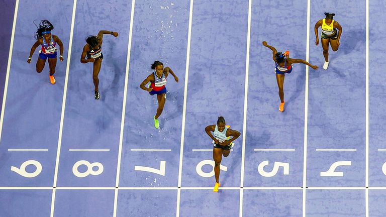 Julien Alfred ze Svaté Lucie (dráha 6) vítězí ve finále na 100 metrů žen na olympijských hrách v Paříži 3. srpna 2024 na Stade de France v Saint-Denis nedaleko Paříže. Obrázek: AP