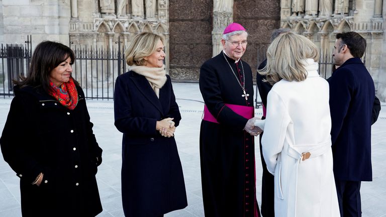 Brigitte Macronová (2R) vítá pařížského arcibiskupa Laurenta Ulricha (C) vedle pařížské starostky Anne Hidalgové (L) prezidentky Ile-de-France Valerie Pecresse a francouzského prezidenta Emmanuela Macrona (R) během návštěvy katedrály Notre Dame de Paris v Paříž, 29. listopadu 2024. Katedrála Notre Dame má být znovu otevřena začátkem prosince 2024 s plánovaným víkendem obřadů na 7. a 8. prosince 2024, pět let po požáru v roce 2019, který zpustošil památku světového dědictví a svrhl její věž. Nějakých 250 