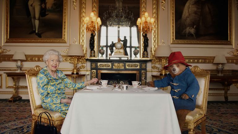   Královna Alžběta II a Paddington Bear si v Buckinghamském paláci v Londýně dávají krémový čaj, převzatý z filmu, který byl promítán na BBC Platinum Party v Palace Heyday Films prostřednictvím AP)