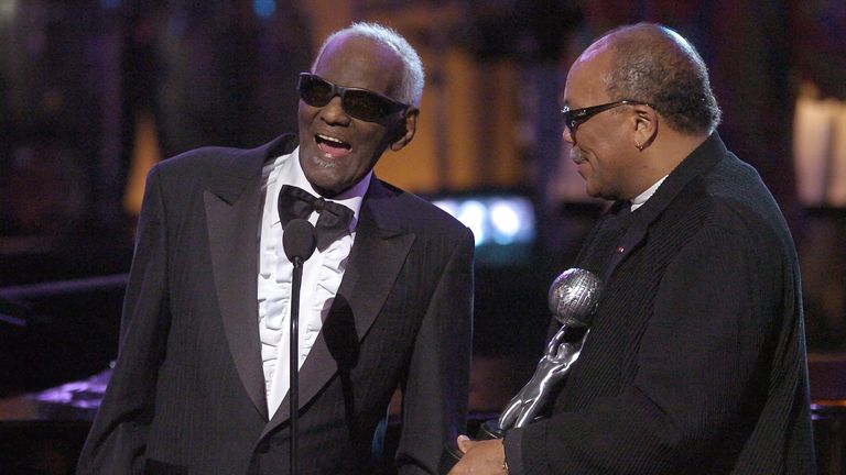 Zpěvák Ray Charles, vlevo, přebírá cenu Síně slávy od moderátora Quincyho Jonese na NAACP Image Awards v březnu 2004. Obr: AP/Mark J. Terrill