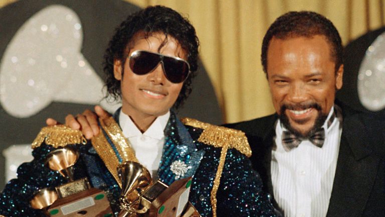 Michael Jackson s Quincy Jonesem uvedeni na předávání cen Grammy v Shrine Auditorium, 28. února 1984 v Los Angeles. Jackson získal celkem osm cen Grammy. (AP Photo/Doug Pizac/Saxon)