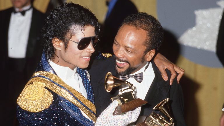 Obrázek: Ralph Dominguez/MediaPunch/IPX/AP Michael Jackson a Quincy Jones se 28. února 1984 účastní 26. výročního předávání cen Grammy v Shrine Auditorium v ​​Los Angeles v Kalifornii. Kredit: Ralph Dominguez/MediaPunch/IPX