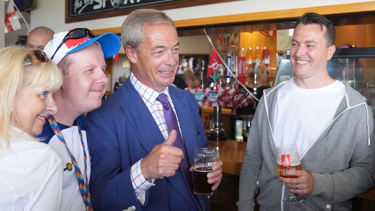 Nigel Farage a nový reformní poslanec za South Basildon a East Thurrock, James McMurdock (vpravo), během návštěvy Wyldecrest Sports Country Club.  Obrázek: PA