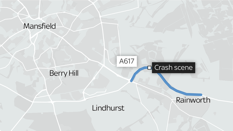 A617 v Rainworth in Notts mezi kruhovým objezdem na Kirklington Road a kruhovým objezdem s A6191. Scéna havárie je umístění mostu poblíž Hemsley Road, kde byl balvan shozen na dodávku