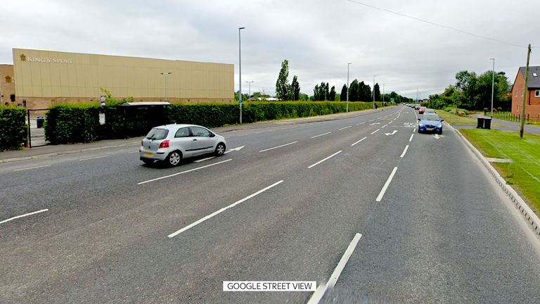 Wrexham Road, Chester.  Evan Rothwell byl zraněn před The King's School na Wrexham Road v Chesteru 12. listopadu kolem 17:12, uvedla policie. Zemřel 16. listopadu v nemocnici.