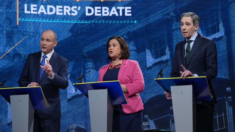 (zleva doprava) Tanaiste a Fianna Fail Leader Micheal Martin, vůdce Sinn Fein Mary Lou McDonald a vůdce Taoiseach a Fine Gael Simon Harris během závěrečné debaty televizních lídrů ve studiích RTE v Donnybrooku v Dublinu před listopadovými všeobecnými volbami 29. Datum snímku: úterý 26. listopadu 2024.