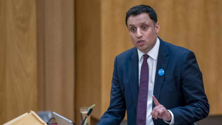 Anas Sarwar v Holyroodu. Obrázek: PA